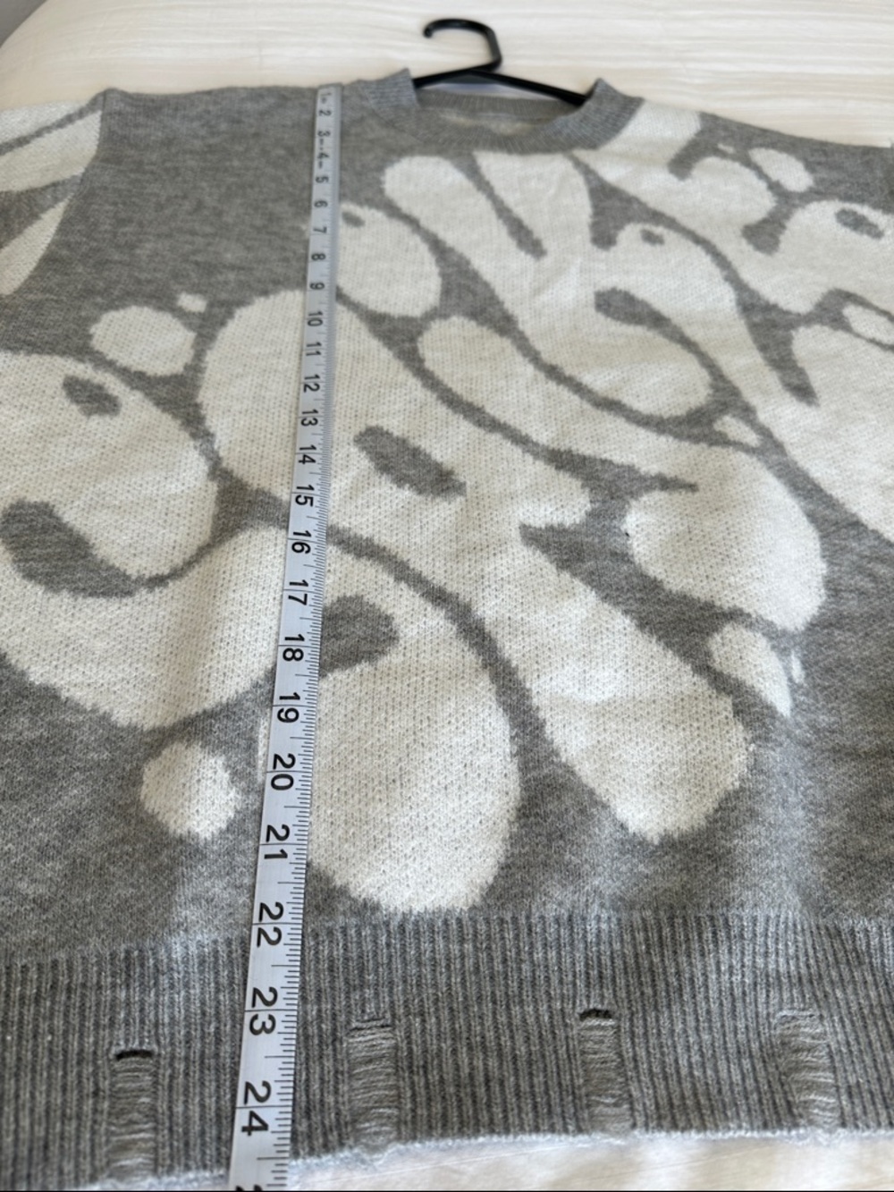 ROMWE Gray and White Graphic Abstract Knit Pullover Size Medium - Picture 6 of 8